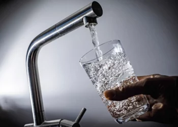 Fast and safe de-fluoridation of water using alumina